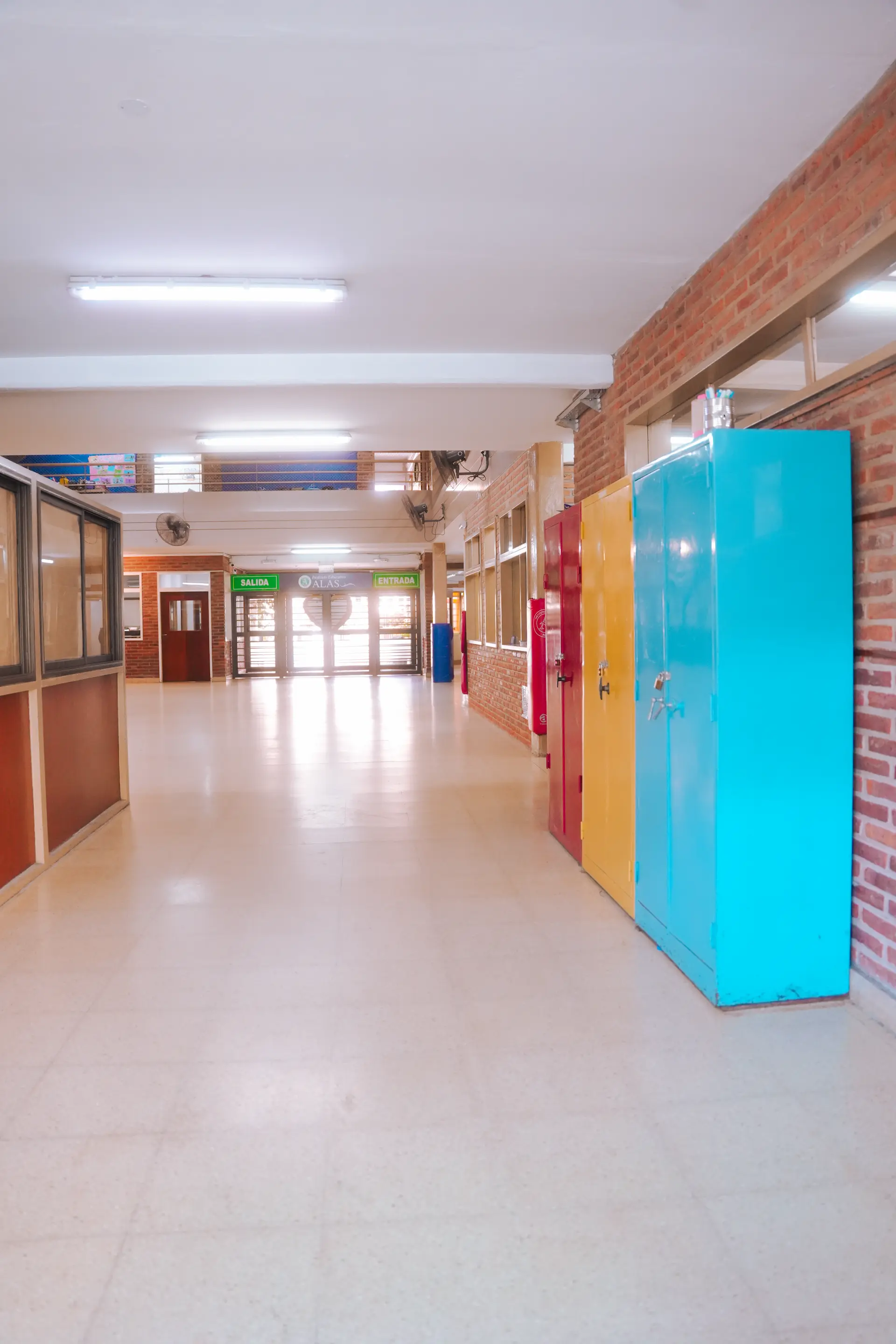 Aula moderna con niños y docente