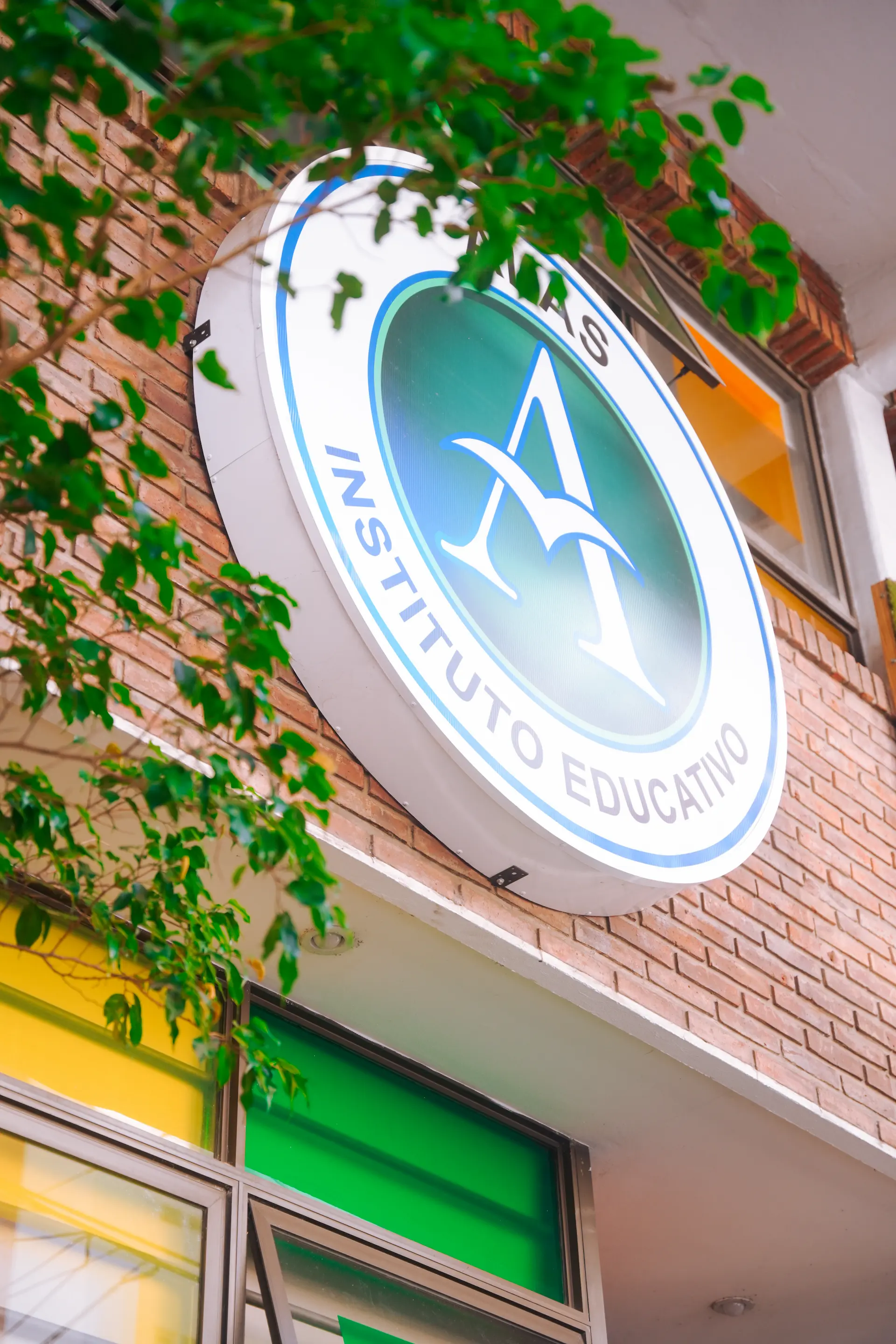 Pasillo con lockers del Instituto