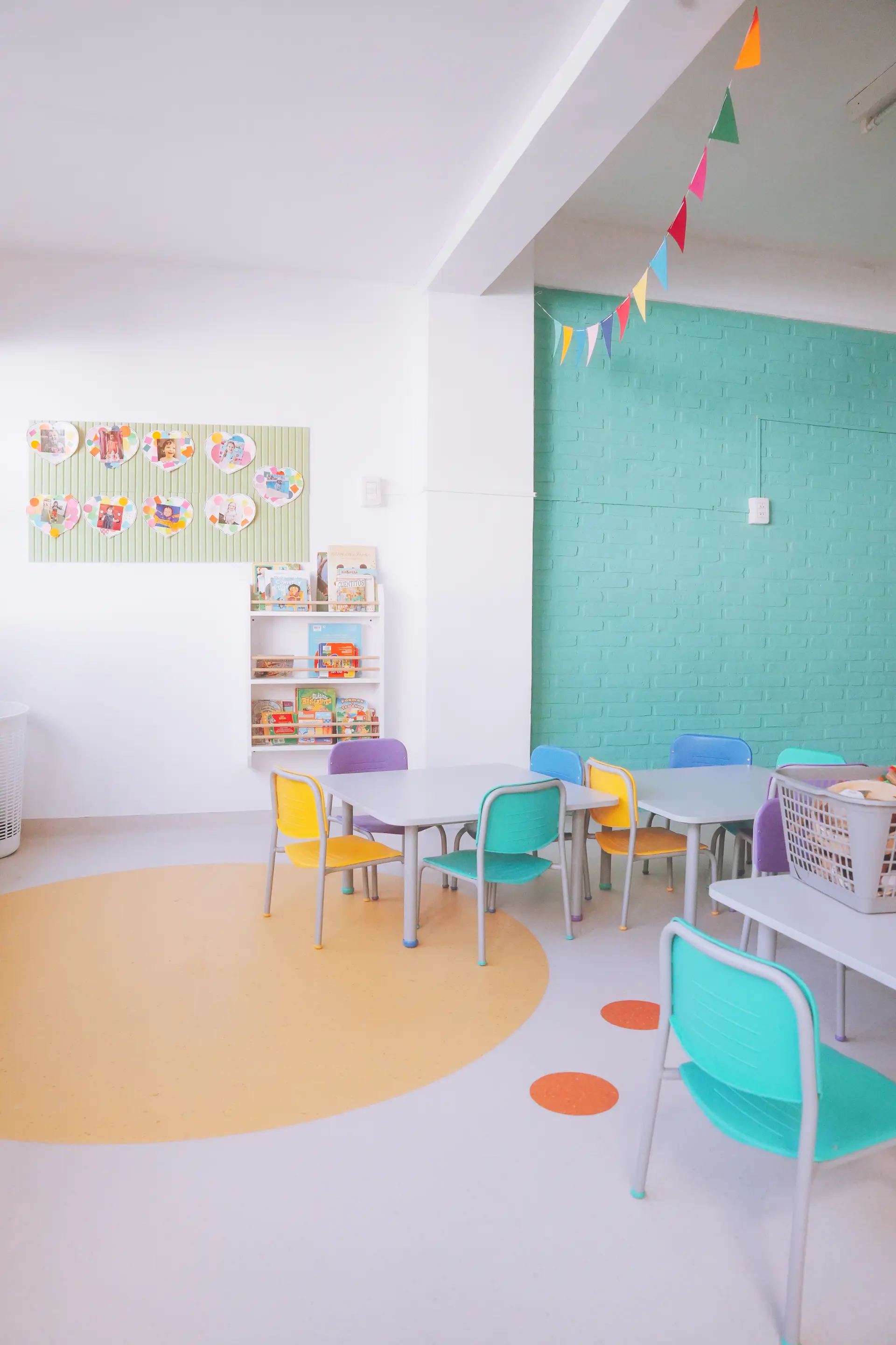 Niño pintando con las manos