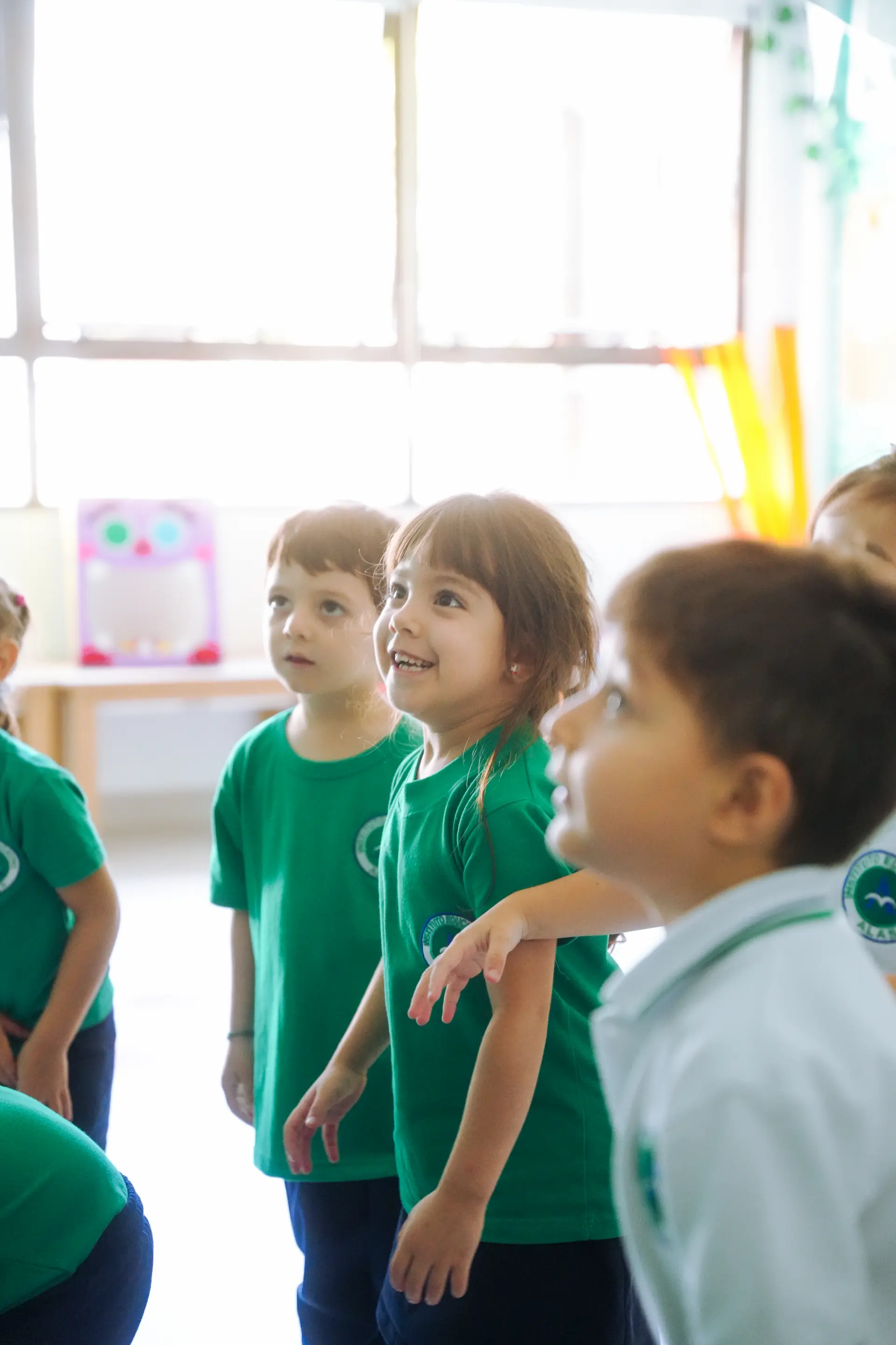 Maestra tocando guitarra con niños