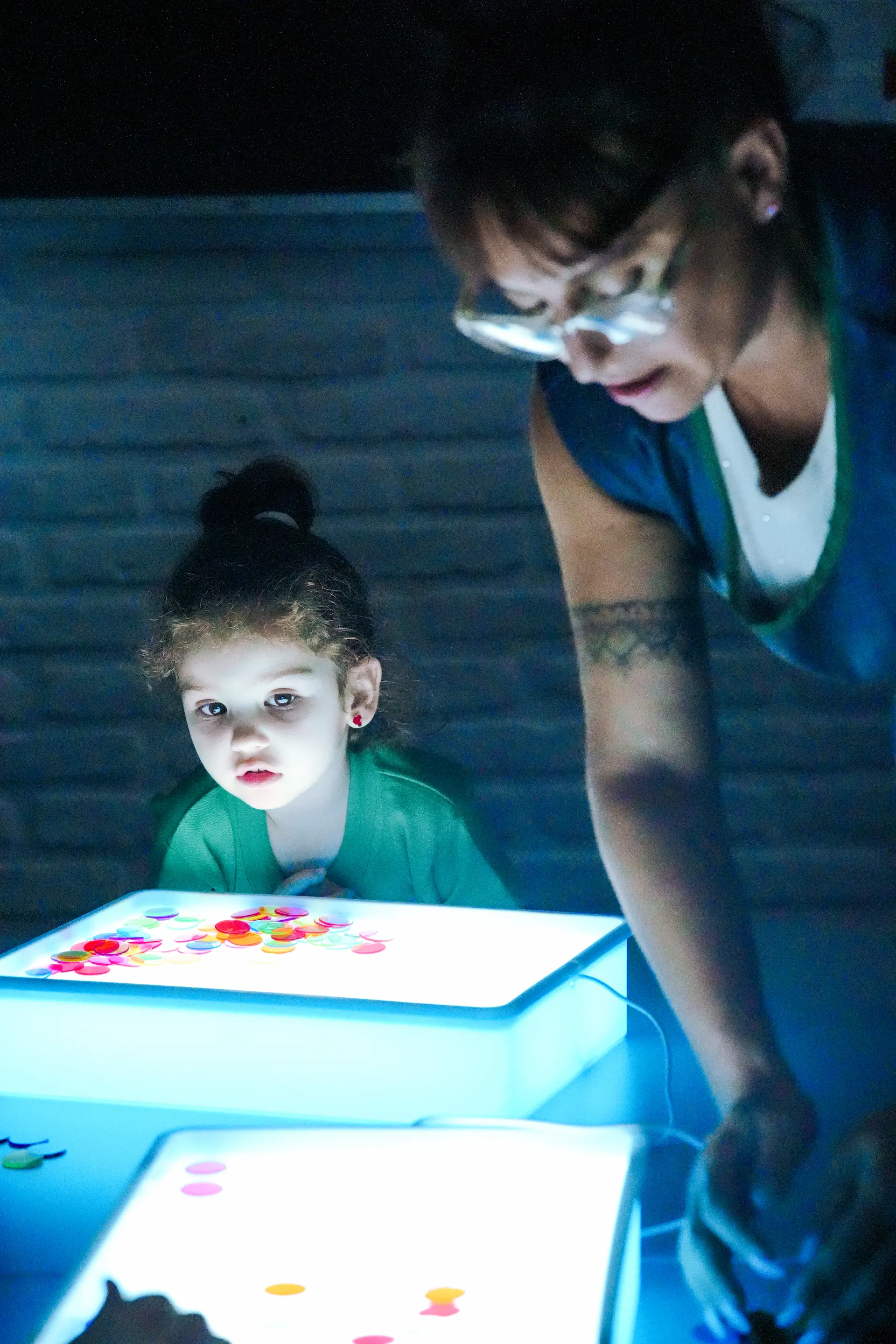 Niños jugando con bloques