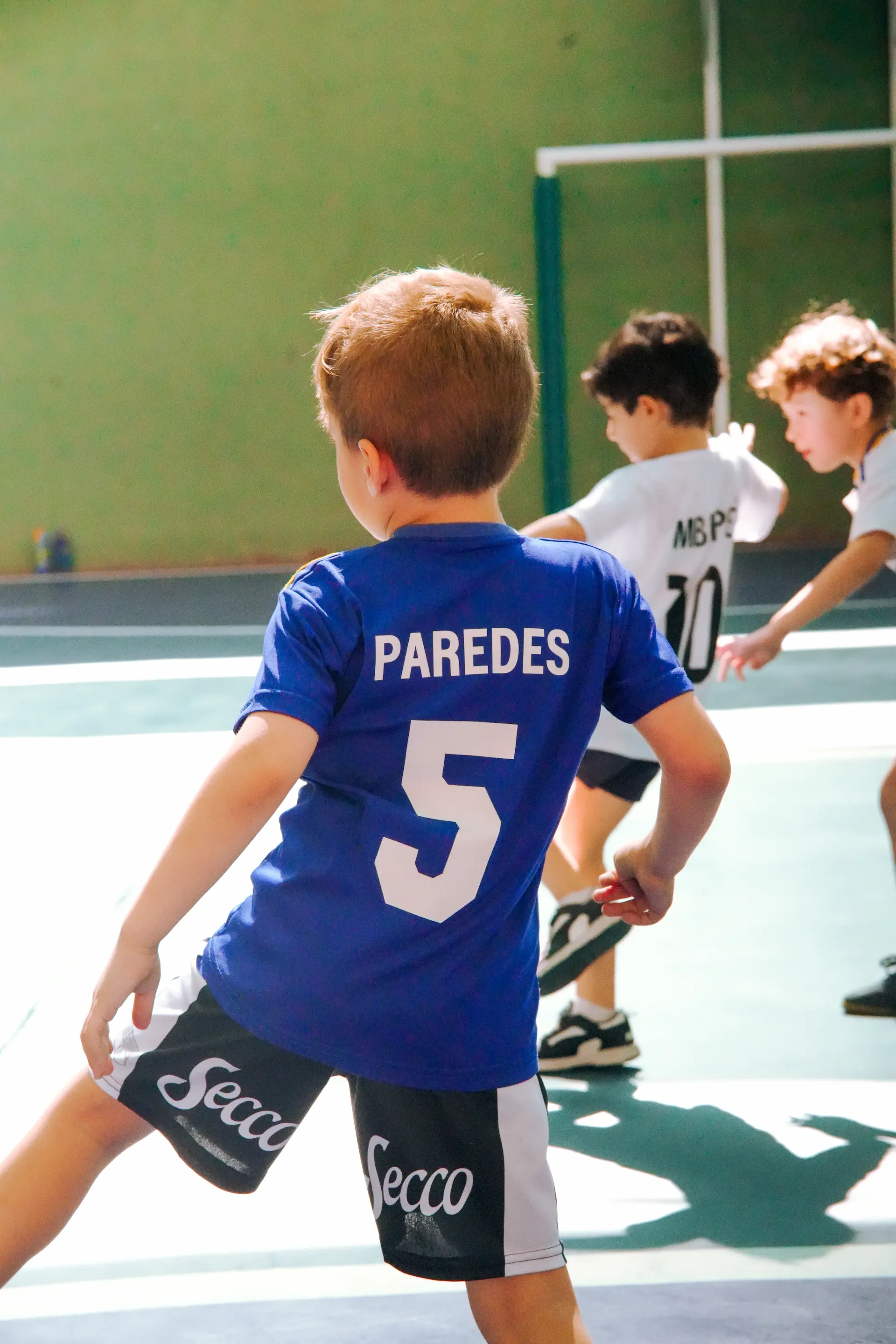 Chicos haciendo deportes